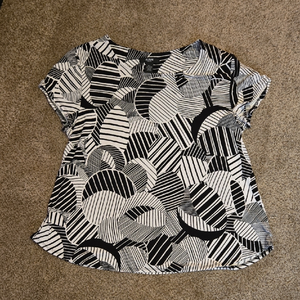 Alfani Black and White Geometric Women's Top
